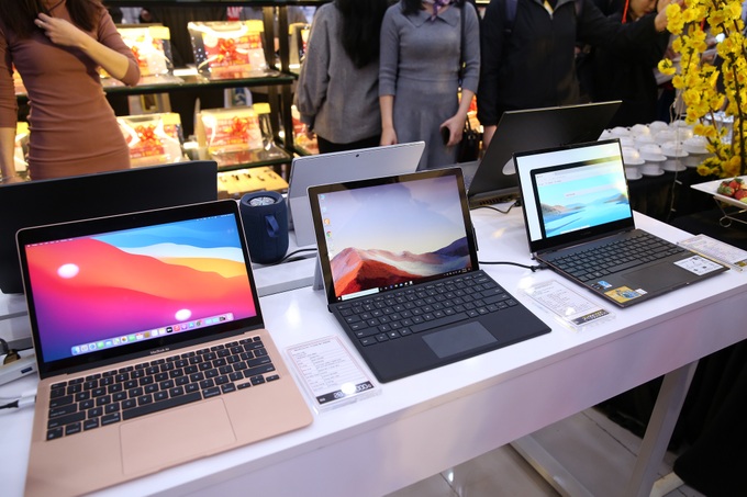 Smartphone, laptop đồng loạt giảm giá dịp cận Tết